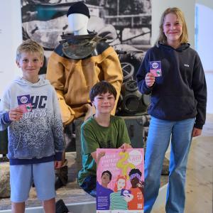Drei Jugendliche posieren mit Taucher und MuseumsCards