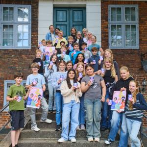 Gruppenfoto der Auftaktveranstaltung am 10.06.26 mit Schulklasse 5A der Jungmannschule Eckernförde