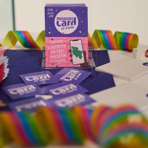 MuseumsCard in Prospektständer mit Luftschlangen