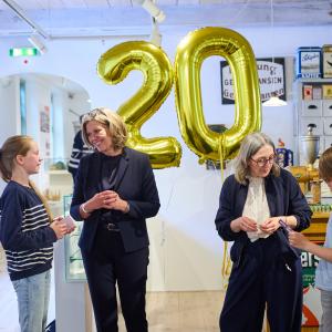Gyde Opitz (2.v.l.) und Martina Harand (2.v.re.) übergeben die ersten MuseumsCards