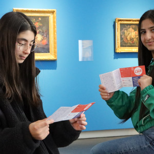 Zwei Schülerinnen halten die MuseumsCards