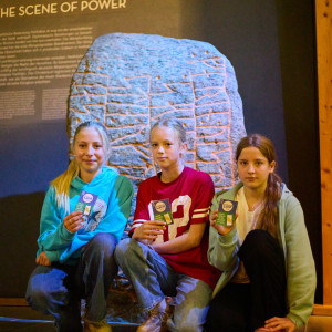 Drei Schülerinnen halten die MuseumsCards