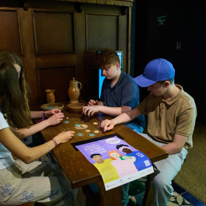 Jugendliche spielen im Europäischen Hansemuseum Lübeck